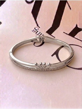 Classic Bangle w/ Kissing Swans
