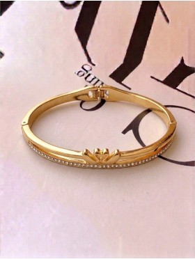 Classic Bangle w/ Kissing Swans