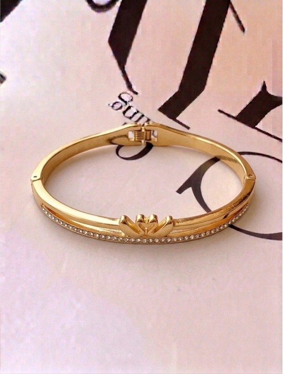 Classic Bangle w/ Kissing Swans