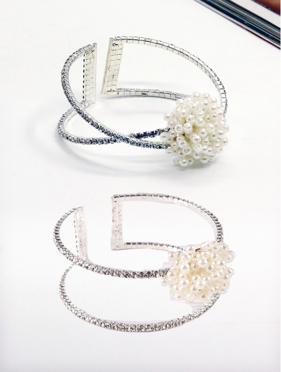 Rhinestone & Pearl Stretchy Bracelet or Napkin Ring Rhinestone & Pearl Stretchy Bracelet or Napkin Ring