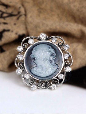 Victorian Style Circle Brooch W/ Rhinestone