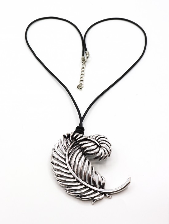 Ropes Necklace W/ Curvy Leaf Pendant
