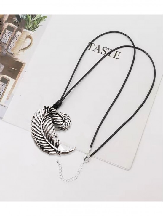 Ropes Necklace W/ Curvy Leaf Pendant